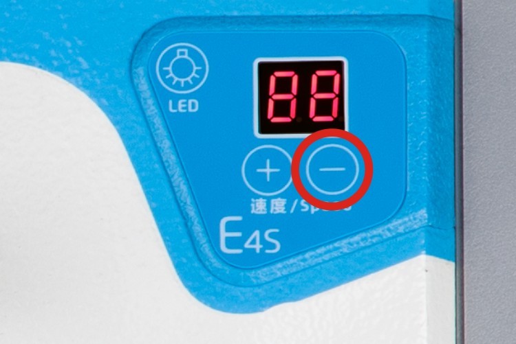JACK E4S overlokas (3 ir 4 siūlų) su servo varikliu (4)