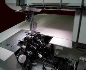 Krašto apmėtymo ir grandininio dygsnio siuvimo mašina Merrylock MK4075