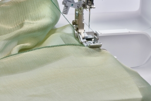 Krašto apmėtymo mašina (overlokas) BERNINA L660