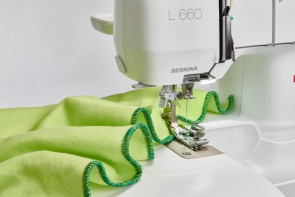 Krašto apmėtymo mašina (overlokas) BERNINA L660